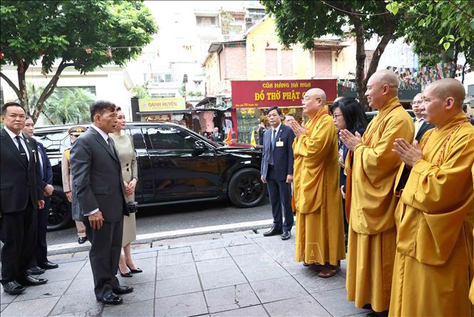 Trưởng lão Hòa thượng Thích Thanh Nhiễu, trụ trì chùa Quán Sứ cùng các chư Tôn đức Tăng Ni đón Nhà vua Thái Lan Maha Vajiralongkorn Phra Vajiraklaochaoyuhua và Hoàng hậu Suthida Bajrasudhabimalalakshana. Ảnh: An Đăng - TTXVN