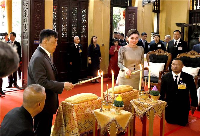 Nhà vua Thái Lan Maha Vajiralongkorn Phra Vajiraklaochaoyuhua và Hoàng hậu Suthida Bajrasudhabimalalakshana thực hiện nghi lễ thắp nến cầu an tại chùa Quán sứ. Ảnh: An Đăng - TTXVN