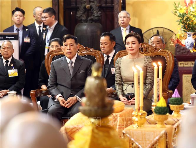 Nhà vua Thái Lan Maha Vajiralongkorn Phra Vajiraklaochaoyuhua và Hoàng hậu Suthida Bajrasudhabimalalakshana dự lễ cầu an tại chùa Quán sứ. Ảnh: An Đăng - TTXVN