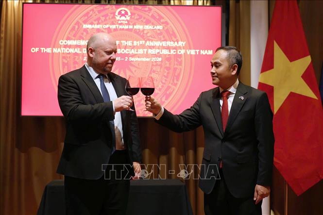 Đại sứ Việt Nam tại New Zealand Phan Minh Giang và Thứ trưởng Ngoại giao New Zealand Grahame Morton nâng ly chúc mừng lễ kỷ niệm Quốc khánh Việt Nam. Ảnh: Diệu Linh - PV TTXVN tại châu Đại dương 