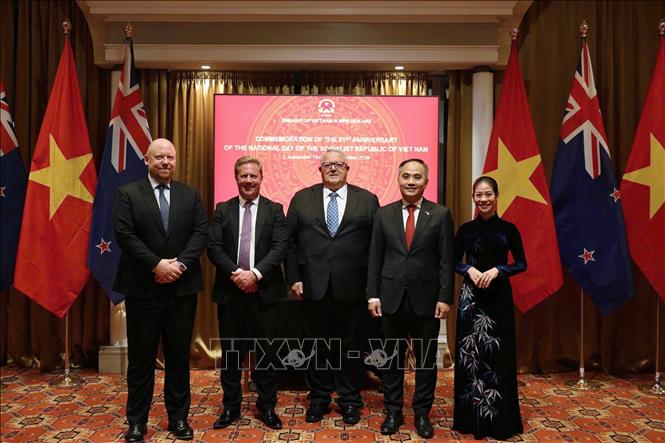 Đại sứ Việt Nam tại New Zealand Phan Minh Giang và phu nhân chụp ảnh kỷ niệm cùng Chủ tịch Quốc hội New Zealand Gerry Brownlee, Bộ trưởng Thương mại Todd McClay, Thứ trưởng Ngoại giao Grahame Morton. Ảnh: Diệu Linh - PV TTXVN tại châu Đại dương 