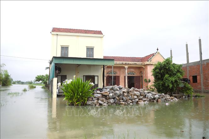 Đầu giờ chiều 16/9, tình trạng ngập vẫn còn xảy ra tại nhiều khu vực trên địa bàn các xã Quỳnh Văn, Quỳnh Anh, Diễn Châu (tỉnh Nghệ An). Ảnh: TTXVN phát