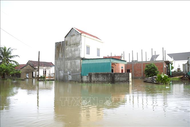 Cao điểm nước dâng cao, nhiều cụm dân cư trên địa bàn xã Quỳnh Anh (tỉnh Nghệ An) bị nước ngập hơn 1m. Ảnh: Xuân Tiến - TTXVN 