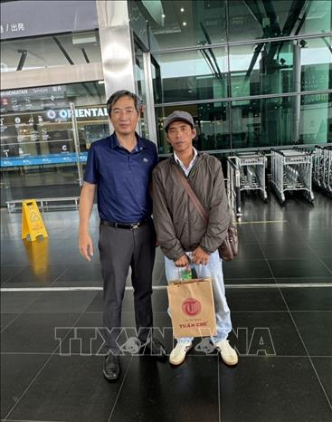 Ông Nguyễn Trần Trung (bên trái), Bí thư thứ nhất Đại sứ quán Việt Nam tại Malaysia, hỗ trợ làm thủ tục tại sân bay đưa nhóm 10 ngư dân về nước an toàn. Ảnh: TTXVN phát