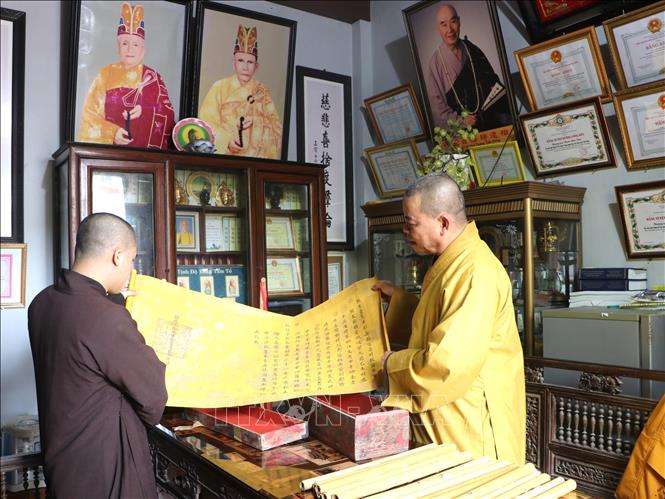Bản sắc phong sớm nhất được ban dưới triều vua Minh Mạng, đề ngày 24 tháng 9 năm Minh Mạng thứ ba (1822), phong tặng cho Quang Chiếu Vương Mai Đình Dõng. Ảnh: Đinh Hương - TTXVN
