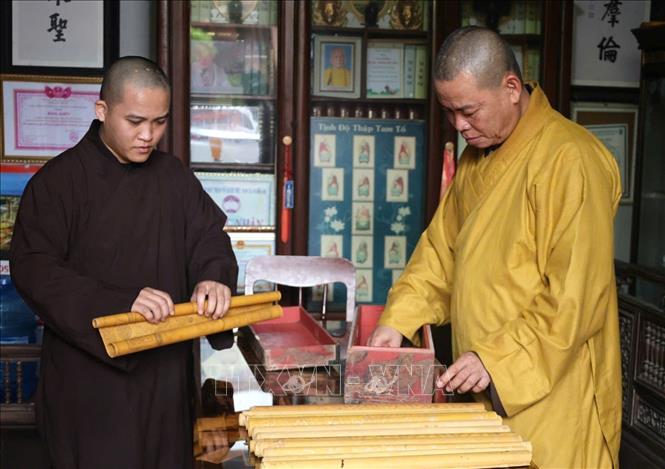 Các sắc phong được bảo quản cẩn thận trong hộp gỗ sơn son. Ảnh: Đinh Hương - TTXVN