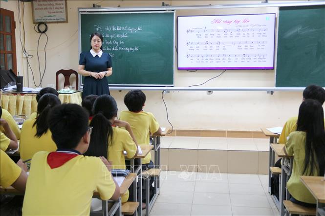 Giờ học Âm nhạc của cô và trò trường Trung học cơ sở Trần Lãm 1 (phường Trần Lãm, tỉnh Hưng Yên). Ảnh: Thu Hoài - TTXVN
