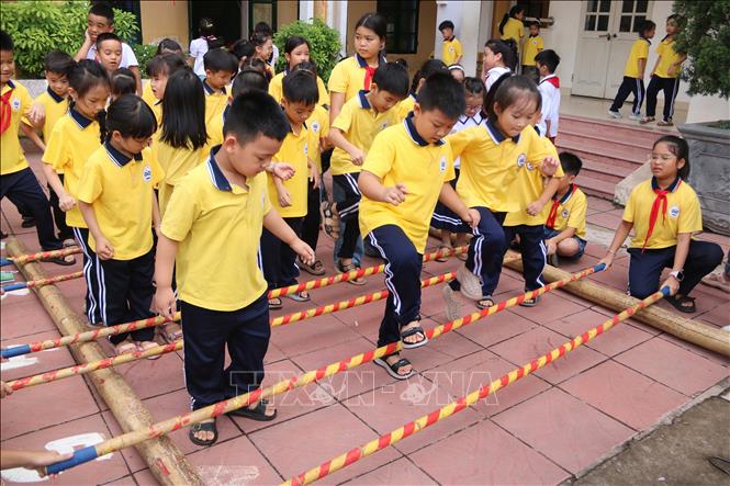 Học sinh trường Tiểu học Kim Đồng (phường Trần Hưng Đạo, tỉnh Hưng Yên) tham gia hoạt động trong giờ ra chơi. Ảnh: Thu Hoài - TTXVN