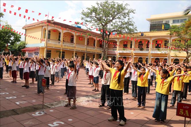 Giờ sinh hoạt thể dục giữa giờ của học sinh trường Tiểu học Kim Đồng (phường Trần Hưng Đạo, tỉnh Hưng Yên). Ảnh: Thu Hoài - TTXVN