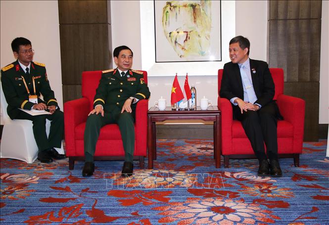 Đại tướng Phan Văn Giang, Phó Thủ tướng Chính phủ, Bộ trưởng Bộ Quốc phòng Việt Nam gặp Bộ trưởng Bộ Quốc phòng Singapore Chan Chun Sing. Ảnh: Hải Yến - PV TTXVN tại Trung Quốc

