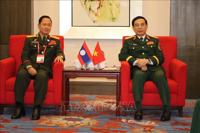 Đại tướng Phan Văn Giang, Phó Thủ tướng Chính phủ, Bộ trưởng Bộ Quốc phòng Việt Nam gặp Phó Thủ tướng, Bộ trưởng Bộ Quốc phòng Lào Khamlieng Outhakaysone. Ảnh: Hải Yến - PV TTXVN tại Trung Quốc

