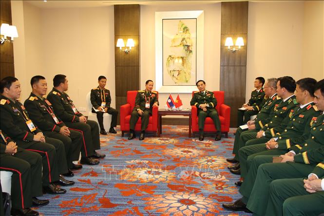 Đại tướng Phan Văn Giang, Phó Thủ tướng Chính phủ, Bộ trưởng Bộ Quốc phòng Việt Nam gặp Phó Thủ tướng, Bộ trưởng Bộ Quốc phòng Lào Khamlieng Outhakaysone. Ảnh: Hải Yến - PV TTXVN tại Trung Quốc

