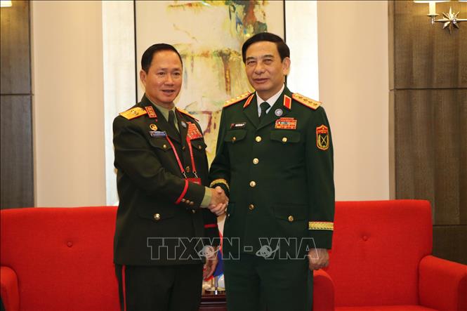 Đại tướng Phan Văn Giang, Phó Thủ tướng Chính phủ, Bộ trưởng Bộ Quốc phòng Việt Nam gặp Phó Thủ tướng, Bộ trưởng Bộ Quốc phòng Lào Khamlieng Outhakaysone. Ảnh: Hải Yến - PV TTXVN tại Trung Quốc