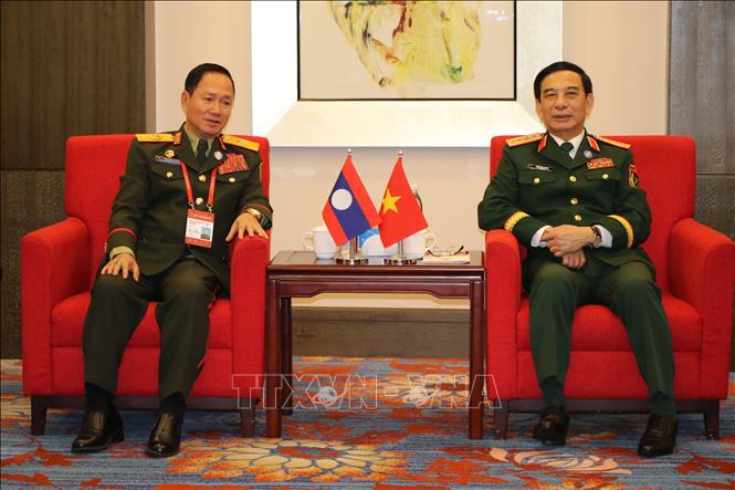 Đại tướng Phan Văn Giang, Phó Thủ tướng Chính phủ, Bộ trưởng Bộ Quốc phòng Việt Nam gặp Phó Thủ tướng, Bộ trưởng Bộ Quốc phòng Lào Khamlieng Outhakaysone. Ảnh: Hải Yến - PV TTXVN tại Trung Quốc

