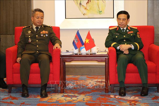 Đại tướng Phan Văn Giang, Phó Thủ tướng Chính phủ, Bộ trưởng Bộ Quốc phòng Việt Nam gặp Phó Thủ tướng, Bộ trưởng Bộ Quốc phòng Campuchia Tea Seiha. Ảnh: Hải Yến - PV TTXVN tại Trung Quốc.  