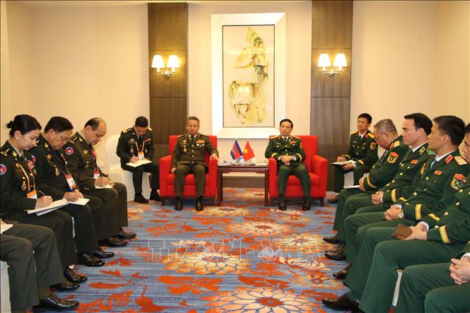 Đại tướng Phan Văn Giang, Phó Thủ tướng Chính phủ, Bộ trưởng Bộ Quốc phòng Việt Nam gặp Phó Thủ tướng, Bộ trưởng Bộ Quốc phòng Campuchia Tea Seiha. Ảnh: Hải Yến - PV TTXVN tại Trung Quốc

