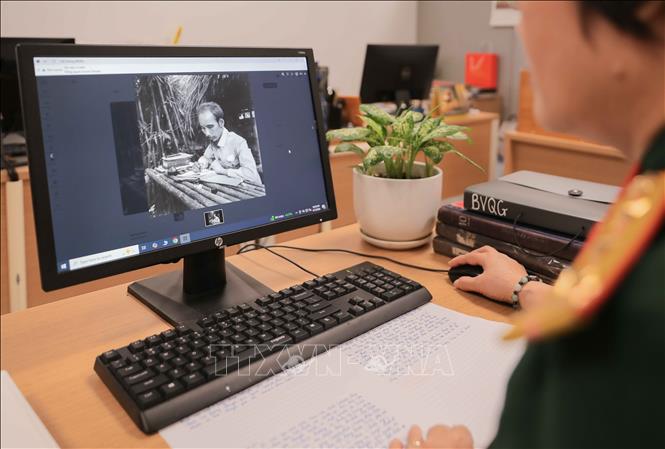 Các cán bộ, nhân viên Bảo tàng Lịch sử Quân sự Việt Nam tải ảnh hiện vật lên phần mềm chuyên dụng ngay khi tiếp nhận; việc phân loại, đăng ký và quản lý dữ liệu trực tuyến giúp tối ưu hóa hiệu quả lưu trữ trong hệ thống số hóa. Ảnh: Phan Phương – TTXVN