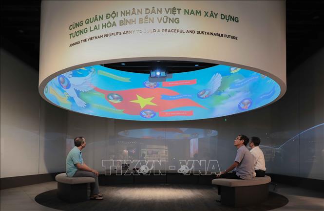 Các khu vực nghỉ chân tại Bảo tàng Lịch sử Quân sự Việt Nam tích hợp màn hình trình chiếu và tra cứu, giúp du khách vừa nghỉ ngơi, vừa khám phá thêm thông tin, hình ảnh lịch sử bằng công nghệ số trực quan, sinh động. Ảnh: Phan Phương – TTXVN