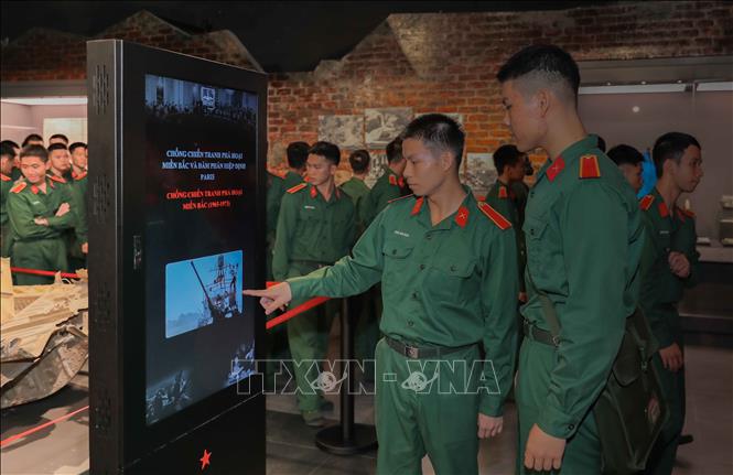 Nhiều hiện vật được số hóa, giúp người xem dễ dàng tra cứu, khám phá lịch sử trực quan, sinh động và chân thực hơn. Ảnh: Phan Phương – TTXVN