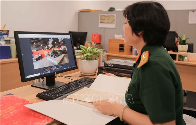 Nhân viên Bảo tàng Lịch sử Quân sự Việt Nam tải ảnh hiện vật lên phần mềm chuyên dụng ngay khi tiếp nhận; việc phân loại, đăng ký và quản lý dữ liệu trực tuyến này giúp tối ưu hóa hiệu quả lưu trữ trong hệ thống số hóa. Ảnh: Phan Phương – TTXVN
