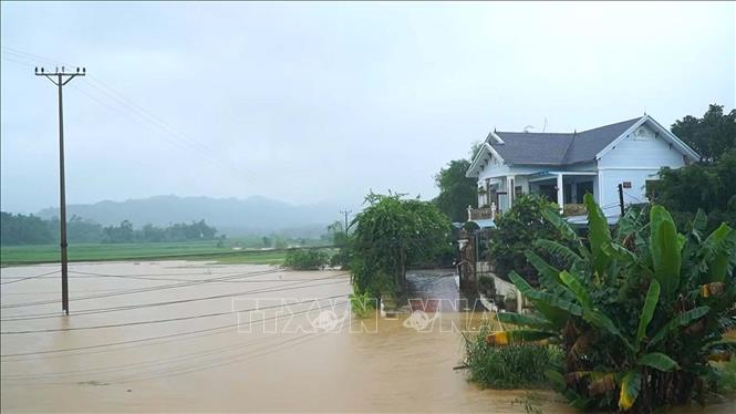 Nhà dân ở Thanh Hóa ngập sâu trong biển nước. Ảnh: Nguyễn nam-TTXVN