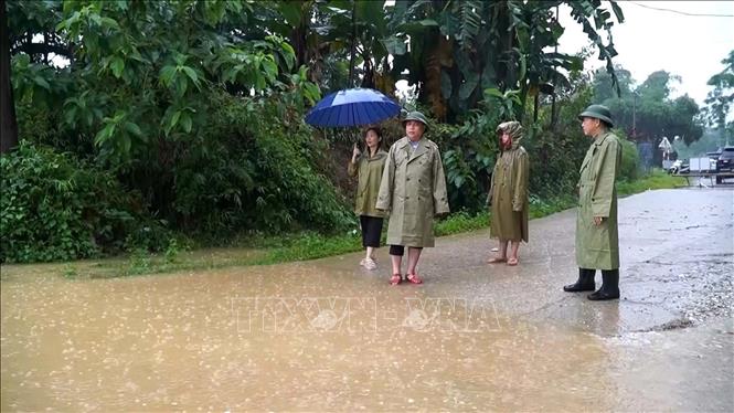 Lãnh đạo xã Linh Sơn, Thanh Hóa xuống hiện trường hỗ trợ người dân di rời đến nơi an toàn. Ảnh: Nguyễn nam-TTXVN