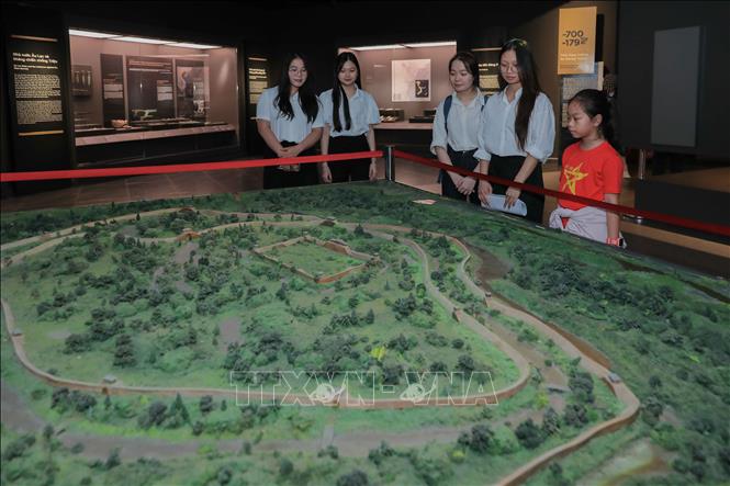 Sa bàn kết hợp 3D Mapping tại Bảo tàng Lịch sử Quân sự Việt Nam tái hiện thành Cổ Loa, giúp người xem hình dung kiến trúc ốc xoắn của kinh đô Âu Lạc qua hình ảnh và ánh sáng sinh động. Ảnh: Phan Phương – TTXVN