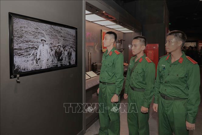 Màn hình hiển thị nội dung, hình ảnh các hiện vật đã được số hóa tại Bảo tàng Lịch sử Quân sự Việt Nam, giúp du khách tra cứu thông tin, khám phá lịch sử trực quan, sinh động và thuận tiện hơn. Ảnh: Phan Phương – TTXVN