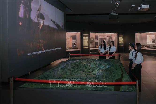 Sa bàn kết hợp 3D Mapping tại Bảo tàng Lịch sử Quân sự Việt Nam tái hiện thành Cổ Loa, giúp người xem hình dung kiến trúc ốc xoắn của kinh đô Âu Lạc qua hình ảnh và ánh sáng sinh động. Ảnh: Phan Phương – TTXVN