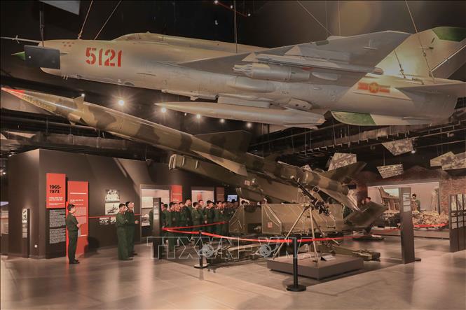 Bảo tàng Lịch sử Quân sự Việt Nam hiện lưu giữ 4 bảo vật quốc gia, gồm hai máy bay MiG-21 số hiệu 4324, 5121, bản đồ Quyết tâm Chiến dịch Hồ Chí Minh và xe tăng T-54B số hiệu 843, những hiện vật tiêu biểu cho lịch sử đấu tranh bảo vệ Tổ quốc. Ảnh: Phan Phương – TTXVN