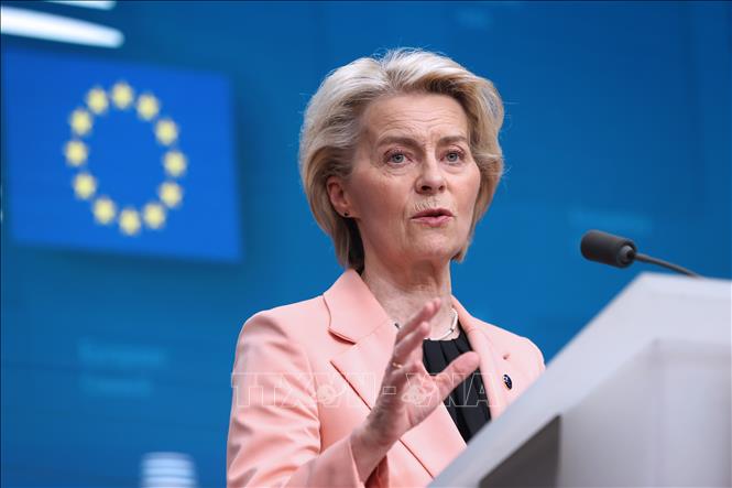 Chủ tịch EC Ursula von der Leyen phát biểu tại cuộc họp báo ở Brussels, Bỉ. Ảnh: THX/TTXVN phát
