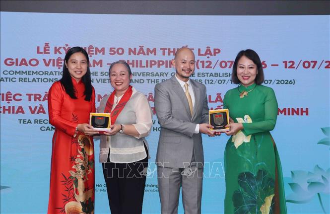 Bà Hà Thanh (ngoài cùng bên trái), Chủ tịch Liên hiệp các tổ chức hữu nghị TP Hồ Chí Minh và bà Phan Thị Hồng Xuân (ngoài cùng bên phải), Chủ tịch Hội hữu nghị Việt Nam - Đông Nam Á TP Hồ Chí Minh tặng quà chúc mừng bà Querobine D. Laccay, Tổng lãnh sự Philippines tại TP Hồ Chí Minh và ông Luon Bunvadh, Tổng lãnh sự Campuchia tại TP Hồ Chí Minh. Ảnh: Xuân Khu - TTXVN