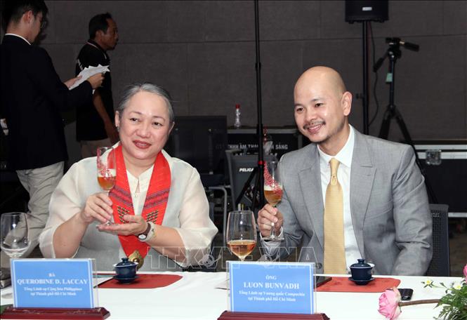 Bà Querobine D. Laccay, Tổng lãnh sự Philippines tại TP Hồ Chí Minh và ông Luon Bunvadh, Tổng lãnh sự Campuchia tại TP Hồ Chí Minh tại chương trình Tiệc trà hữu nghị. Ảnh: Xuân Khu - TTXVN