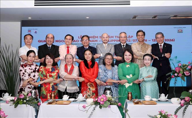 Đại biểu lãnh đạo Ủy ban MTTQ Việt Nam Thành phố, đại diện HĐND, UBND Thành phố, lãnh đạo Liên hiệp các tổ chức hữu nghị Thành phố Hồ Chí Minh và các Tổng lãnh sự các nước ASEAN thực hiện nghi thức bắt tay đoàn kết. Ảnh: Xuân Khu - TTXVN