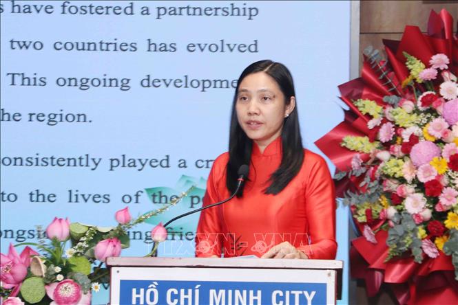 Bà Hà Thanh, Chủ tịch Liên hiệp các tổ chức hữu nghị Thành phố Hồ Chí Minh phát biểu chúc mừng. Ảnh: Xuân Khu - TTXVN