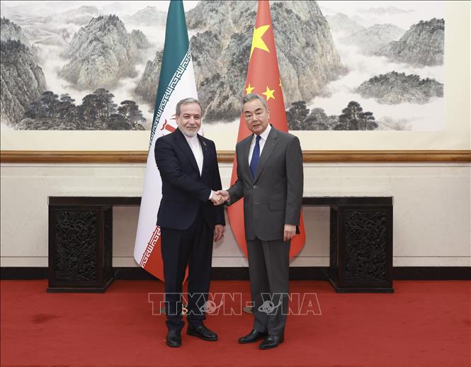 Bộ trưởng Ngoại giao Trung Quốc Vương Nghị và Ngoại trưởng Iran Seyyed Abbas Araghchi tại cuộc hội đàm ở Bắc Kinh ngày 16/9/2026. Ảnh: THX/TTXVN phát