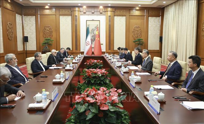 Bộ trưởng Ngoại giao Trung Quốc Vương Nghị và Ngoại trưởng Iran Seyyed Abbas Araghchi tại cuộc hội đàm ở Bắc Kinh ngày 16/9/2026. Ảnh: THX/TTXVN phát