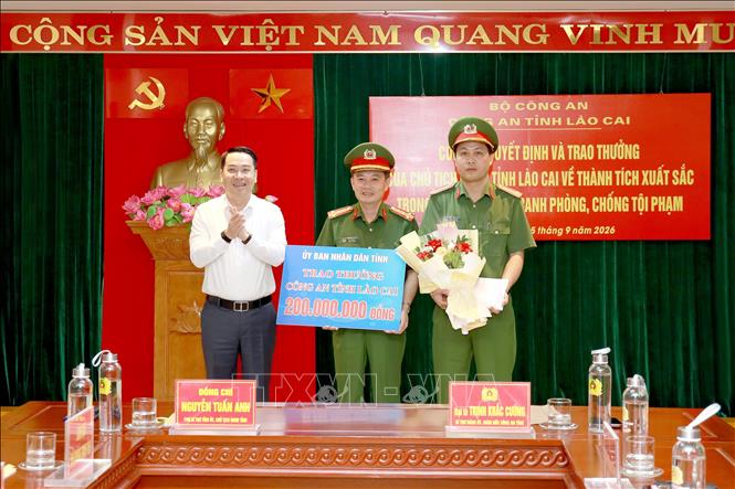 Đồng chí Nguyễn Tuấn Anh, Phó Bí thư Tỉnh ủy, Chủ tịch UBND tỉnh trao thưởng nóng cho Ban chuyên án về thành tích xuất sắc trong công tác đấu tranh phòng chống tội phạm. Ảnh: TTXVN phát