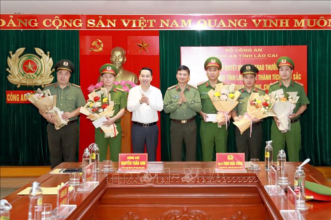 Đồng chí Nguyễn Tuấn Anh, Phó Bí thư Tỉnh ủy, Chủ tịch UBND tỉnh trao thưởng nóng cho Ban chuyên án về thành tích xuất sắc trong công tác đấu tranh PCTP