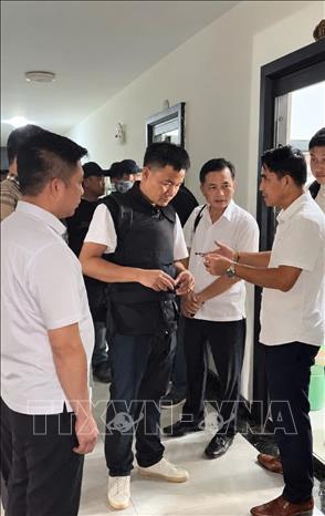 Tổng cục Cảnh sát, Bộ Công an Lào đã bàn giao cho tổ công tác Công an tỉnh Lào Cai 64 đối tượng người Việt Nam cùng vật chứng liên quan để xử lý theo quy định của pháp luật. Ảnh: TTXVN phát
