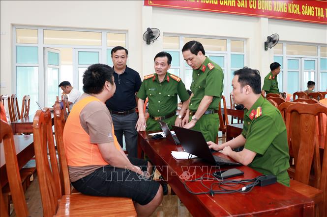 Đại tá Trần Quốc Huy, Phó Giám đốc Công an tỉnh Lào Cai trực tiếp đấu tranh với đối tượng trong đường dây. Ảnh: TTXVN phát