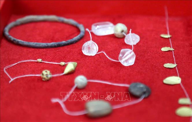 Nhiều đồ tùy táng được phát hiện, gồm bình, chén, bát, nồi, vò, lọ bằng gốm sành; tiền Ngũ Thù; dao, đao, kiếm bằng sắt; đồ đồng; hạt chuỗi thủy tinh và các hạt, lá kim loại màu vàng. Ảnh: Văn Tý-TTXVN                    