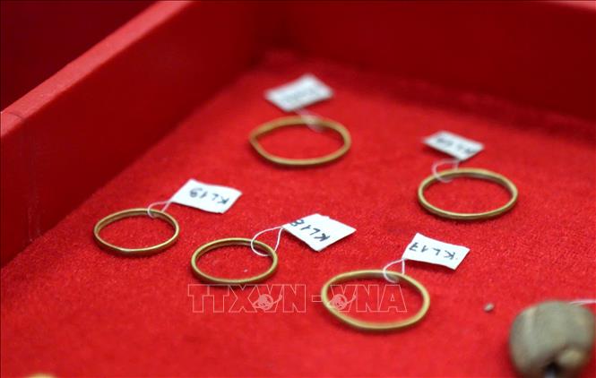 Nhiều đồ tùy táng được phát hiện, gồm bình, chén, bát, nồi, vò, lọ bằng gốm sành; tiền Ngũ Thù; dao, đao, kiếm bằng sắt; đồ đồng; hạt chuỗi thủy tinh và các hạt, lá kim loại màu vàng.  Ảnh: Văn Tý-TTXVN         