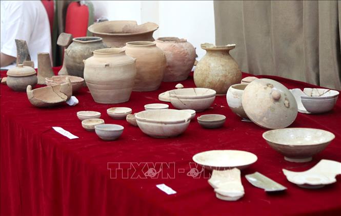 Nhiều đồ tùy táng được phát hiện, gồm bình, chén, bát, nồi, vò, lọ bằng gốm sành; tiền Ngũ Thù; dao, đao, kiếm bằng sắt; đồ đồng; hạt chuỗi thủy tinh và các hạt, lá kim loại màu vàng. Ảnh: Văn Tý-TTXVN         