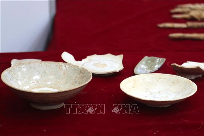 Nhiều đồ tùy táng được phát hiện, gồm bình, chén, bát, nồi, vò, lọ bằng gốm sành; tiền Ngũ Thù; dao, đao, kiếm bằng sắt; đồ đồng; hạt chuỗi thủy tinh và các hạt, lá kim loại màu vàng. Ảnh: Văn Tý-TTXVN                   