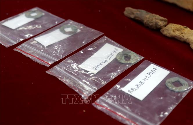 Tiền Ngũ Thù được phát hiện trong quá trình khai quật. Ảnh: Văn Tý-TTXVN                   