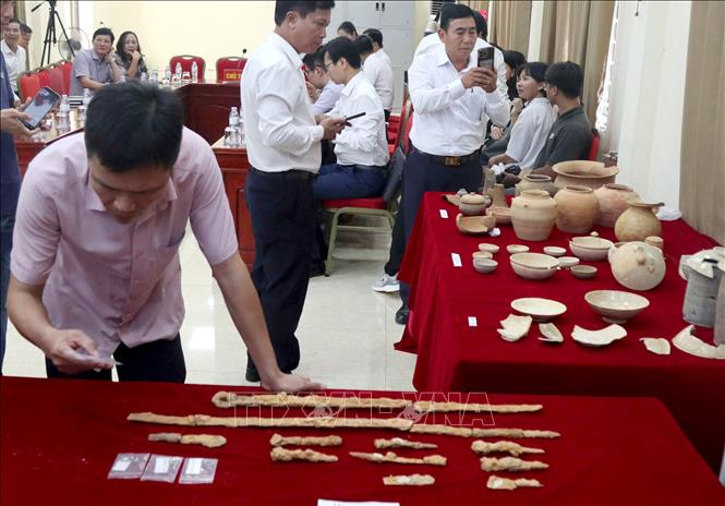  Nhiều đồ tùy táng được phát hiện, gồm bình, chén, bát, nồi, vò, lọ bằng gốm sành; tiền Ngũ Thù; dao, đao, kiếm bằng sắt; đồ đồng; hạt chuỗi thủy tinh và các hạt, lá kim loại màu vàng. Ảnh: Văn Tý-TTXVN