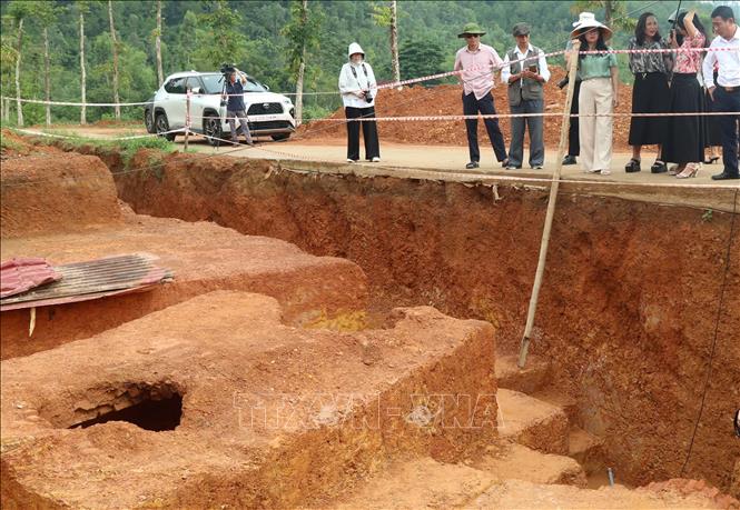 Căn cứ đặc điểm cấu trúc, kỹ thuật xây dựng và các di vật phát hiện tại di tích, đây là hai mộ táng với hầm mộ được xây xếp bằng gạch có niên đại bước đầu khoảng thế kỷ IV đến thế kỷ VI, thuộc giai đoạn Lục Triều. Ảnh: Văn Tý-TTXVN