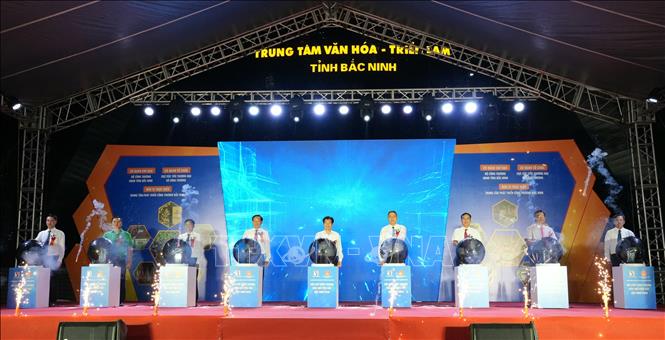 Đại biểu thực hiện nghi thức khai mạc Hội chợ Công Thương khu vực phía Bắc năm 2026. Ảnh: Việt Hùng - TTXVN