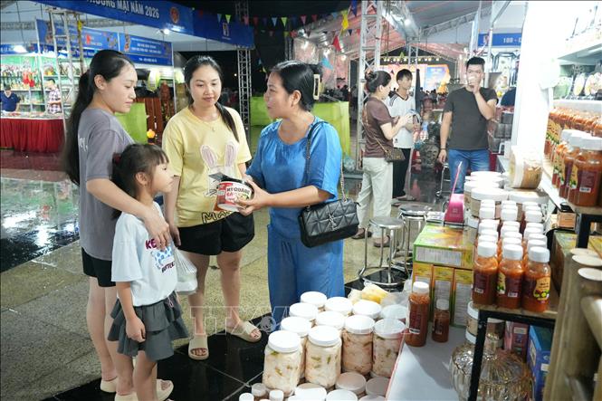 Khách tham quan, mua sắm tại các gian hàng. Ảnh: Việt Hùng - TTXVN
